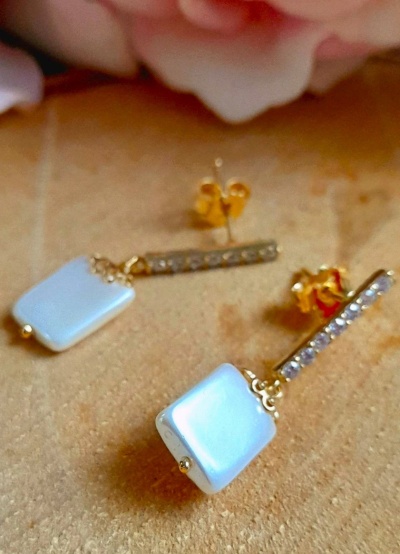 Brincos "Frésia" Prata 925 c/ Banho Ouro Madrepérolas e Zicórnias Ref. 9201