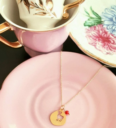 Colar Signo Carneiro Prata 925 c/ Banho de Ouro  e Pingente Coral