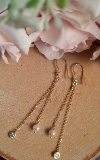 Brincos  Prata " Lírio do Vale" 925 c/ Banho Ouro  Pérolas e Zicórnias Ref. 90840