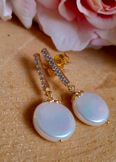 Brincos "Dália" Prata 925 c/ Banho Ouro Madrepérola e Zicórnias Ref. 9202