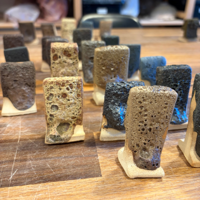 Lava Glazes: textura, imperfeição, considerações sobre decoração de interiores e a busca por vidrados autorais / Workshop com Maria Loram