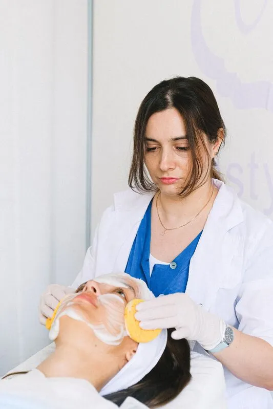 A importância da limpeza da pele antes de um tratamento estético facial Profissional a limpar a pele de uma cliente antes de um procedimento estético