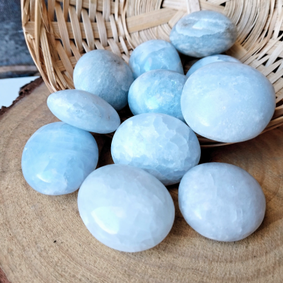 Calcite Azul Rolada 3 a 4 cm - Timidez e Comunicação Calcite Azul Rolada 3 a 4 cm - Timidez e Comunicação