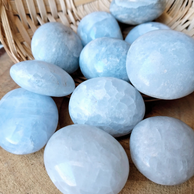 Calcite Azul Rolada 3 a 4 cm - Timidez e Comunicação Calcite Azul Rolada 3 a 4 cm - Timidez e Comunicação