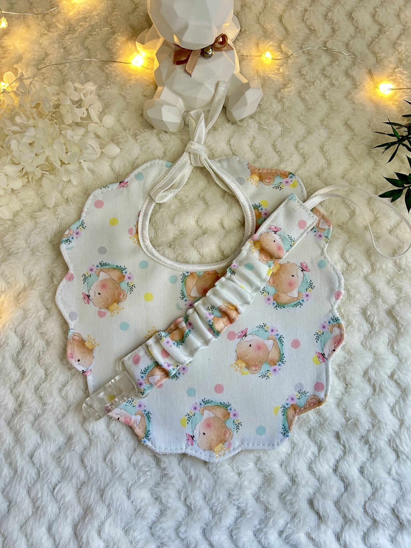 CONJUNTO BABETE E PRENDE CHUPETA CAPIBARAS