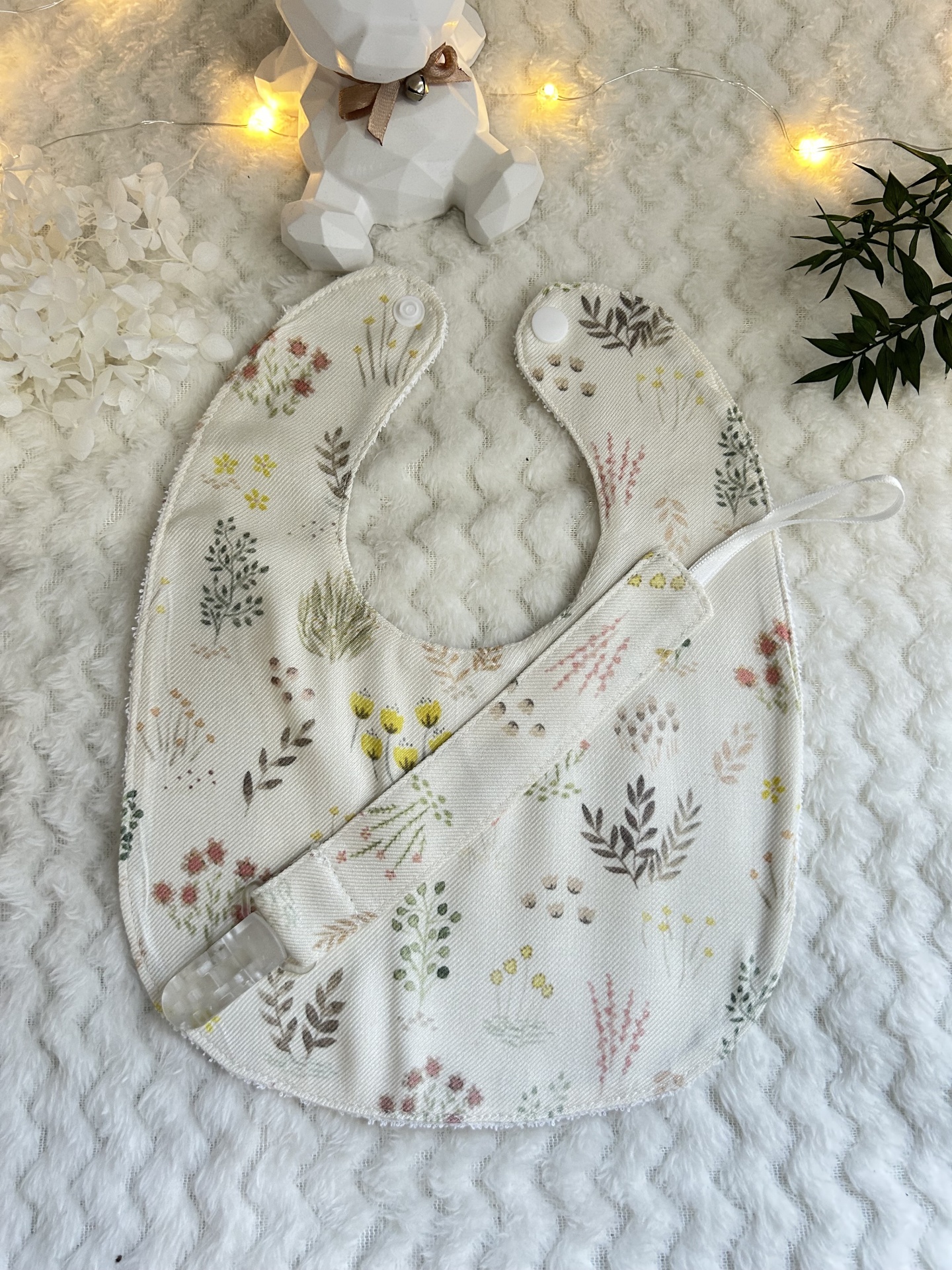 CONJUNTO BABETE E PRENDE CHUPETA FLORES PASTEL