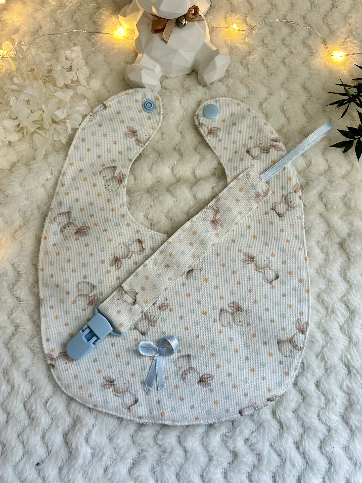 CONJUNTO BABETE E PRENDE CHUPETA COELHINHOS