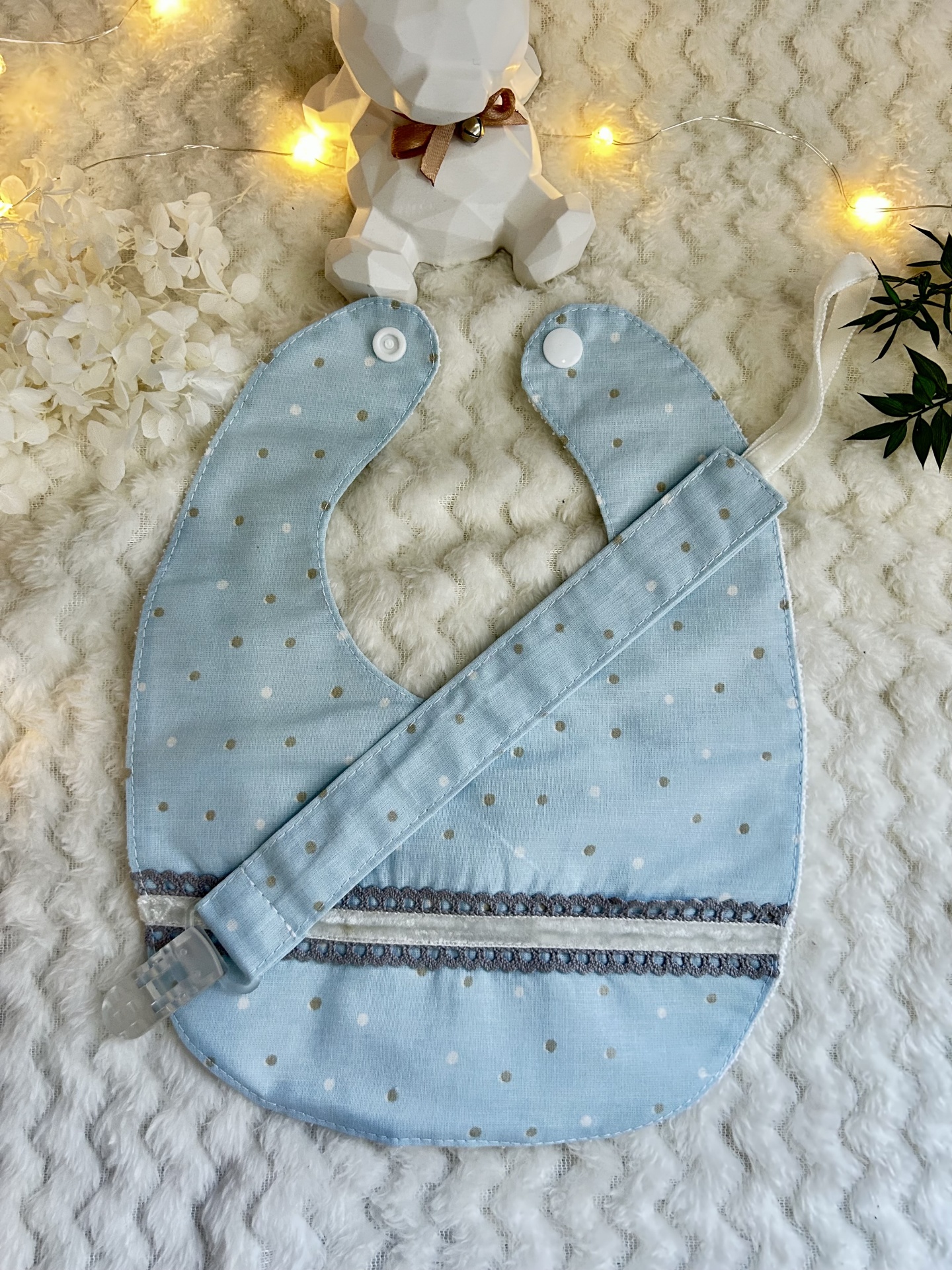 CONJUNTO BABETE E PRENDE CHUPETA PINTAS