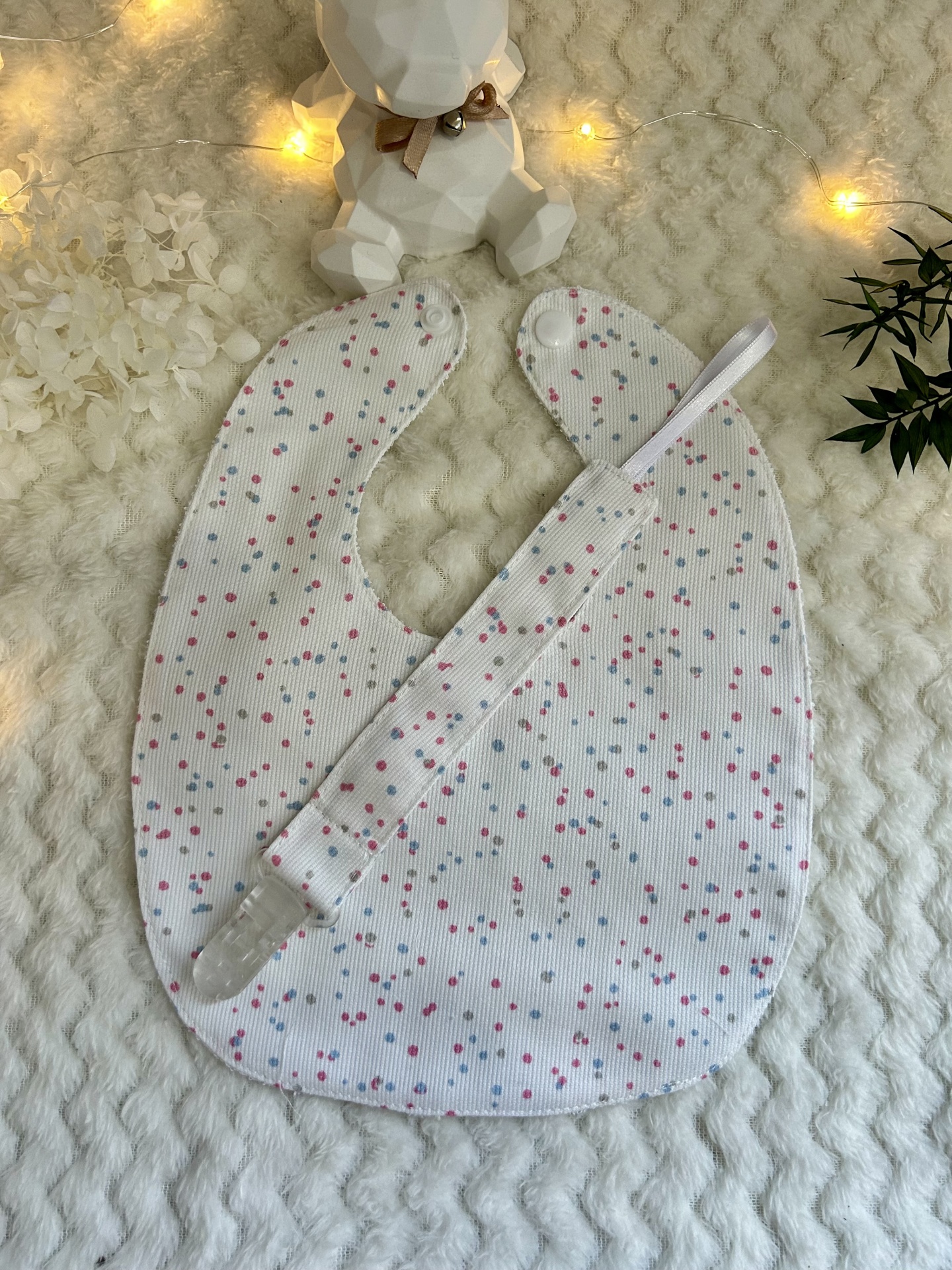 CONJUNTO BABETE E PRENDE CHUPETA PINTAS COLORIDAS