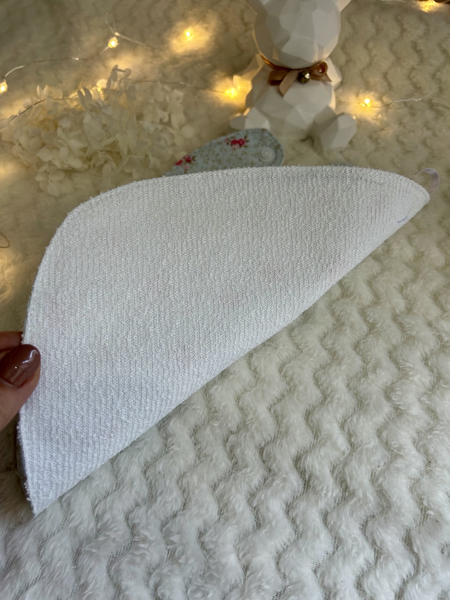 CONJUNTO BABETE E PRENDE CHUPETA FLORES COM FUNDO AZUL