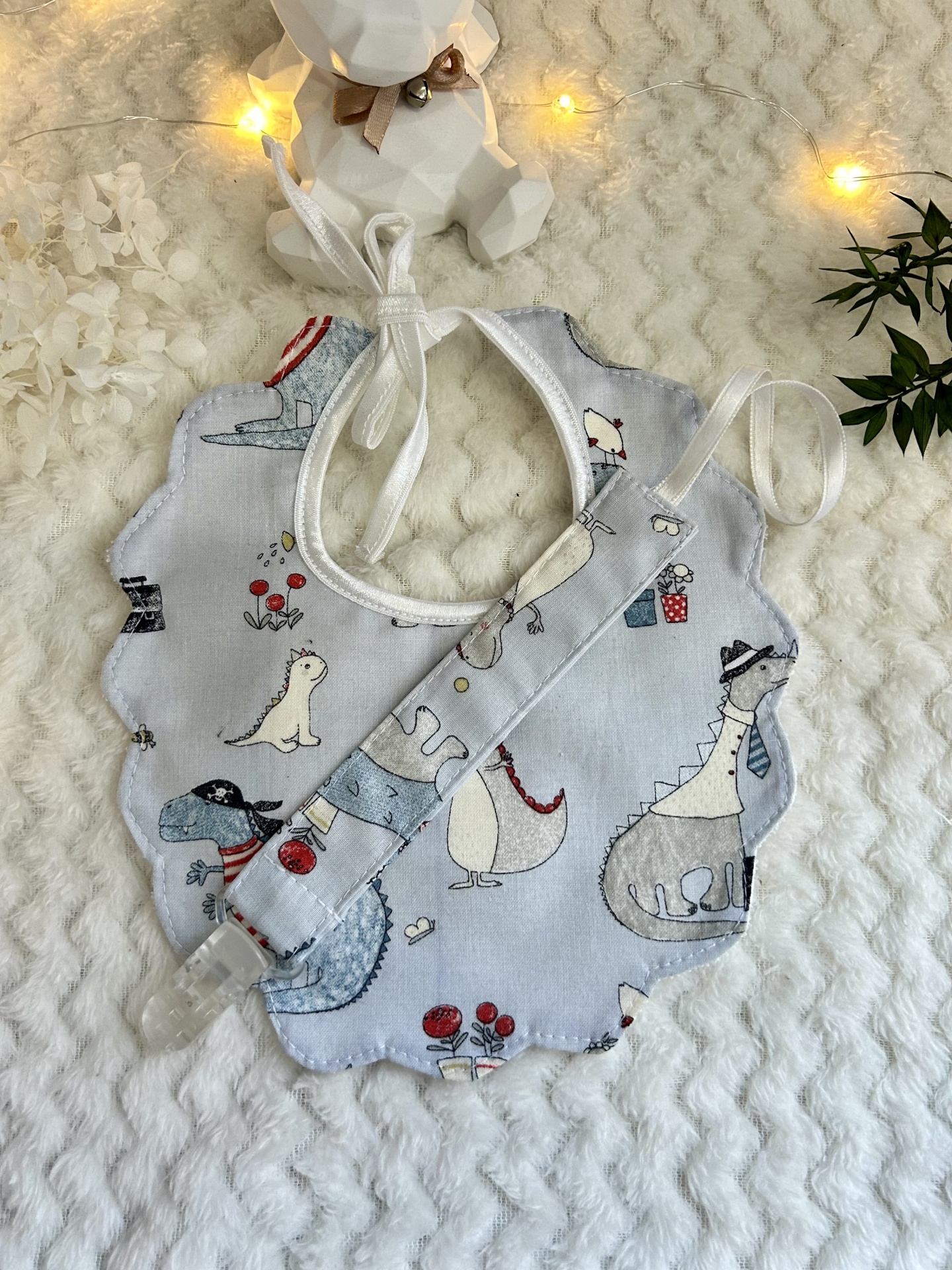 CONJUNTO BABETE E PRENDE CHUPETA DINAUSSAUROS