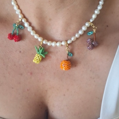 COLAR FRUTAS EM PÉROLAS