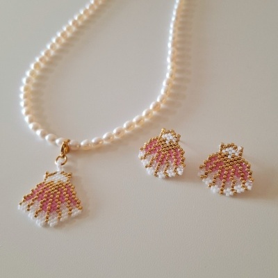 Conjunto colar pérolas e brincos concha