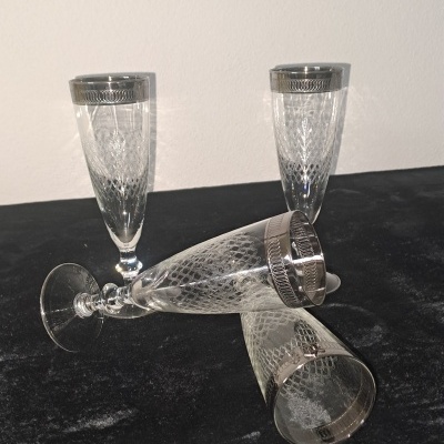 Conjunto de 4 Copos Tipo Flauta Vintage Anos 60 com Gravação e Borda em Prata / Set of 4 Vintage 60's Flute Cups with Silver Engraving and Edge