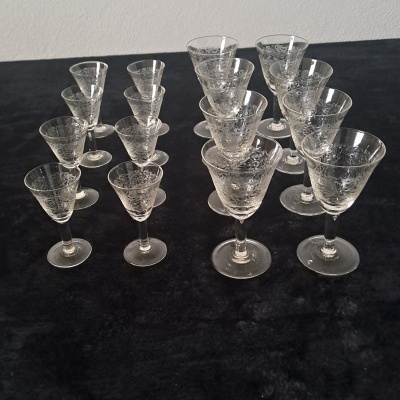 Conjunto Vintage de 16 Copos Gravados Anos 30 – 8 Copos para Grappa/Licor e 8 para Porto/Sherry / Vintage Set of 16 Engraved Glasses 30's – 8 Glasses for Grappa/Liqueur and 8 for Port/Sherry