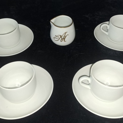 Conjunto de Café em Porcelana de Limoges para 4 Pessoas – Branco Decorado à Mão com Jarro de Leite /Limoges Porcelain Coffee Set for 4 People – White Hand Decorated with Milk Jug