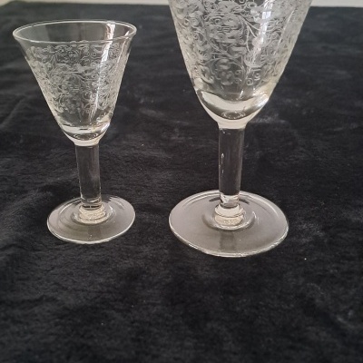 Conjunto Vintage de 16 Copos Gravados Anos 30 – 8 Copos para Grappa/Licor e 8 para Porto/Sherry / Vintage Set of 16 Engraved Glasses 30's – 8 Glasses for Grappa/Liqueur and 8 for Port/Sherry