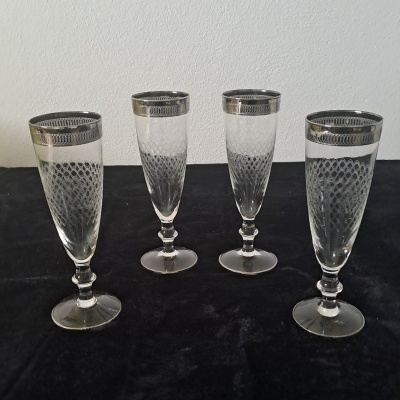 Conjunto de 4 Copos Tipo Flauta Vintage Anos 60 com Gravação e Borda em Prata / Set of 4 Vintage 60's Flute Cups with Silver Engraving and Edge