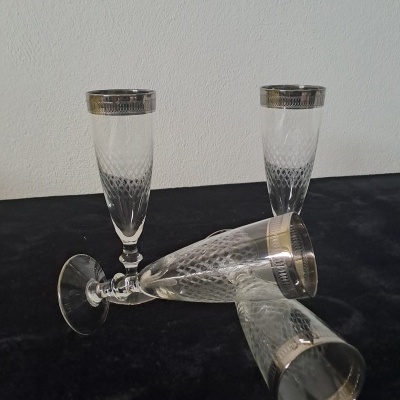 Conjunto de 4 Copos Tipo Flauta Vintage Anos 60 com Gravação e Borda em Prata / Set of 4 Vintage 60's Flute Cups with Silver Engraving and Edge