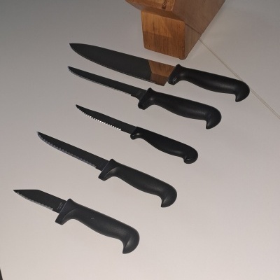 Conjunto de blocos de 5 facas, novo / Knife block set, new