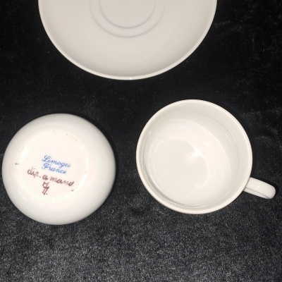 Conjunto de Café em Porcelana de Limoges para 4 Pessoas – Branco Decorado à Mão com Jarro de Leite /Limoges Porcelain Coffee Set for 4 People – White Hand Decorated with Milk Jug