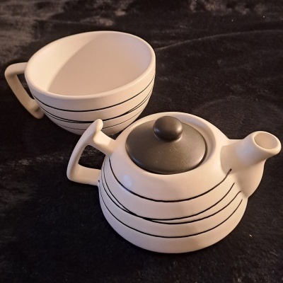 Conjunto de chávena e bule de chá / Set of cup and teapot