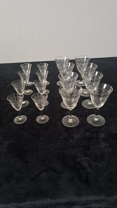 Conjunto Vintage de 16 Copos Gravados Anos 30 – 8 Copos para Grappa/Licor e 8 para Porto/Sherry / Vintage Set of 16 Engraved Glasses 30's – 8 Glasses for Grappa/Liqueur and 8 for Port/Sherry