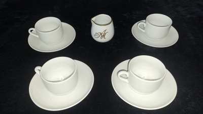 Conjunto de Café em Porcelana de Limoges para 4 Pessoas – Branco Decorado à Mão com Jarro de Leite /Limoges Porcelain Coffee Set for 4 People – White Hand Decorated with Milk Jug