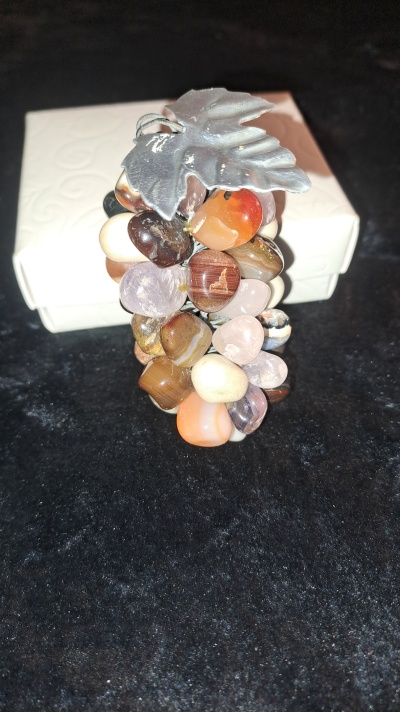 Cacho de uvas em prata e pedras semipreciosas / Bunch of grapes in silver and semi-precious stones,
