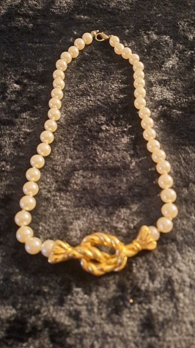 Colar Vintage com Pérolas e Nó Dourado – Bijoux Elegante Clássico / Vintage Necklace with Pearls and Gold Knot – Classic Elegant Bijoux