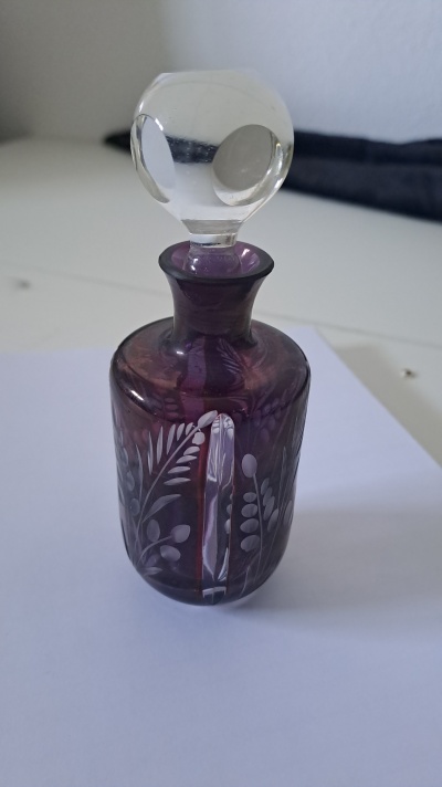 Frasco de perfume em vidro gravado / Perfume bottle in engraved glass