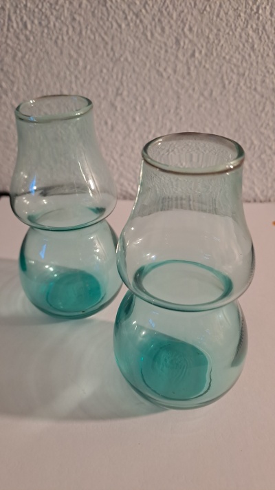 Par de castiçais de vidro azul-petróleo / Pair of teal glass candle holders