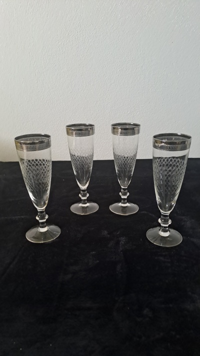 Conjunto de 4 Copos Tipo Flauta Vintage Anos 60 com Gravação e Borda em Prata / Set of 4 Vintage 60's Flute Cups with Silver Engraving and Edge