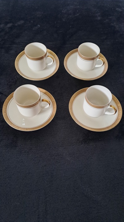 Conjunto de café vintage Bavaria Schumann Arzberg anos 60 – Porcelana alemã com decoração em ouro puro para 4 pessoas /Bavaria Schumann Arzberg Vintage Coffee Set 60s – German Porcelain with Pure Gold Decoration for 4 People