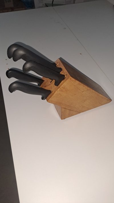 Conjunto de blocos de 5 facas, novo / Knife block set, new
