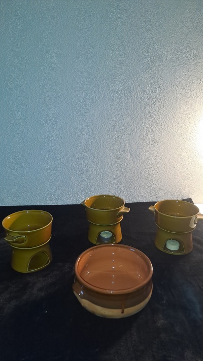 Conjunto de 3 recipientes com vela de aquecimento e panela /Set of 3 bowls with warming candle and pot