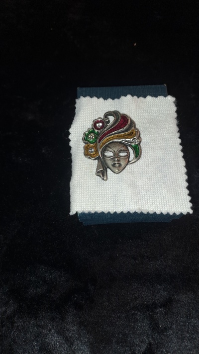 Broche Máscara Carnaval de Veneza De Wan em Estanho Esmalte e Pedras Semipreciosas /Venice Carnival Mask Brooch De Wan in Pewter Enamel and Semi-Precious Stones
