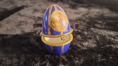 Caixa de joias em forma de ovo tipo Fabergé / Egg-shaped jewellery box Fabergé type