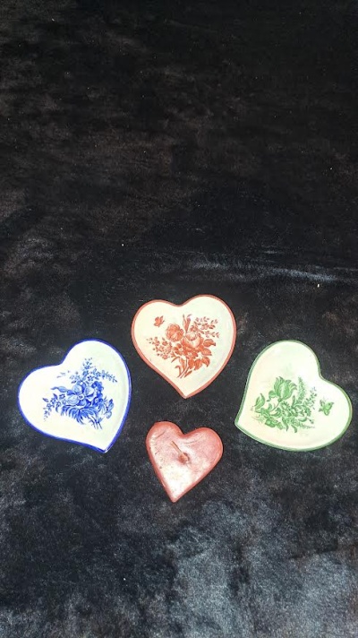 Corações de cerâmica decorados (3), para velas / Decorated little ceramic hearts (3), candle holders