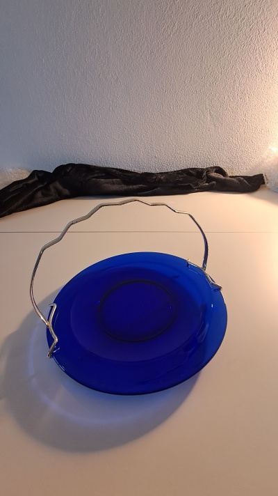 Pires de vidro azul com pega  / Blue glass saucer with handle