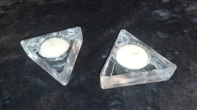 Dois castiçais triangulares de vidro / Two triangular glass candlesticks