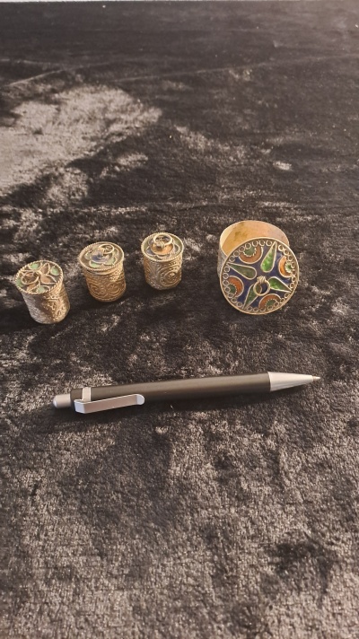 Conjunto de 4 Pequenos Recipientes Esmaltados Berberes Marroquinos para Pomadas – Artesanato Vintage Raro / Set of 4 Small Moroccan Berber Enamel Containers for Ointments – Rare Vintage Crafts