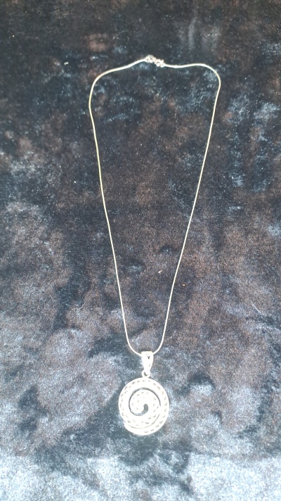 Colar Vintage com Pendente Grego em Prata Artesanal – Feito à Mão / Vintage Necklace with Greek Pendant in Handmade Silver – Handmade