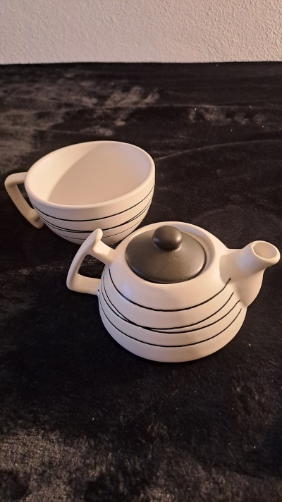 Conjunto de chávena e bule de chá / Set of cup and teapot