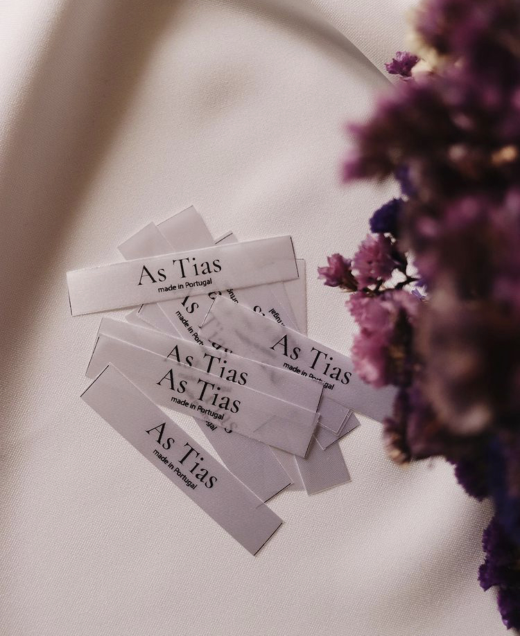 Etiquetas Monocromáticas | 1,5 cm Largura | Planas | Logo Horizontal Etiquetas Monocromáticas | 1,5 cm Largura | Planas | Logo Horizontal