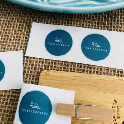 Etiquetas Alta Definição | 3 cm Largura | Dobradas | Logo Vertical | MATTE