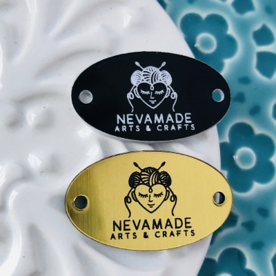 Etiquetas em Trafolite Dourado / Preto 1,6 mm | Largura máxima 3 cm | Personalizáveis | Ovais