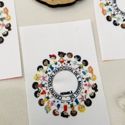 Etiquetas Alta Definição | 4cm Largura | Planas | Logo Vertical | Glossy