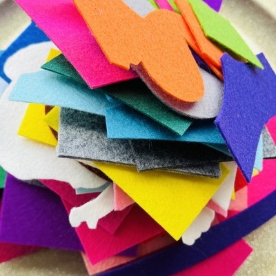 100g de feltro cortado aos pedaços irregulares de várias cores | Ref. 001