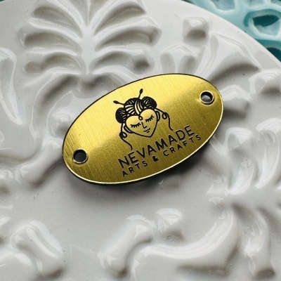 Etiquetas em Trafolite Dourado / Preto 1,6 mm | Largura máxima 3 cm | Personalizáveis | Ovais